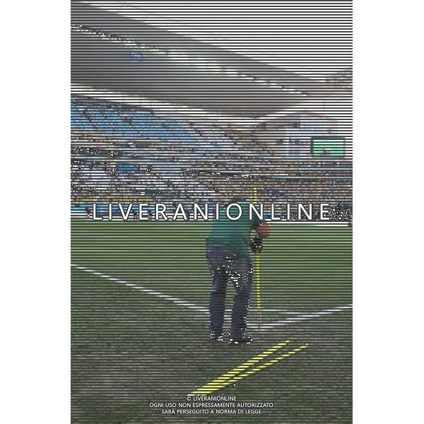 (140612) -- SAO PAULO, June 12, 2014 () -- A staff member works on a corner flag before the opening match of 2014 FIFA World Cup in the Arena de Sao Paulo Stadium in Sao Paulo, Brazil, June 12, 2014.(/Xu Zijian)(pcy) AG ALDO LIVERANI SAS ONLY ITALY