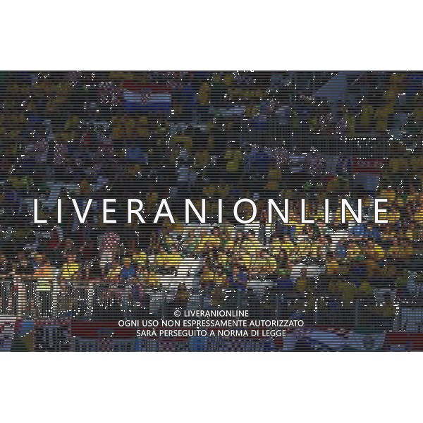 (140612) -- SAO PAULO, June 12, 2014 () -- Football fans are seen waiting for the opening match of 2014 FIFA World Cup in the Arena de Sao Paulo Stadium in Sao Paulo, Brazil, June 12, 2014.(/Liu Bin)(pcy) AG ALDO LIVERANI SAS ONLY ITALY