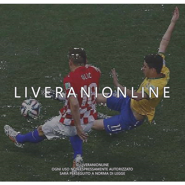 (140612) -- SAO PAULO, June 12, 2014 () -- Brazil\'s Oscar vies Croatia\'s Ivica Olic during the opening match of 2014 FIFA World Cup in the Arena de Sao Paulo Stadium in Sao Paulo, Brazil, June 12, 2014.(/Liu Bin)(pcy) AG ALDO LIVERANI SAS ONLY ITALY