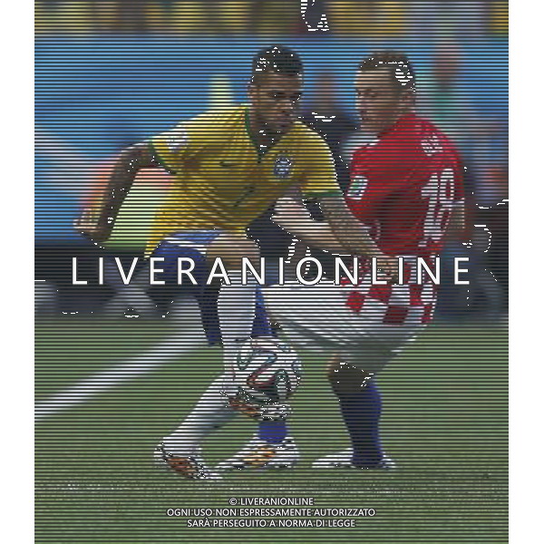 (140612) -- SAO PAULO, June 12, 2014 () -- Brazil\'s Hulk vies Croatia\'s Olic Ivica during the opening match of 2014 FIFA World Cup in the Arena de Sao Paulo Stadium in Sao Paulo, Brazil, June 12, 2014. (/Wang Lili)(rh) AG ALDO LIVERANI SAS ONLY ITALY