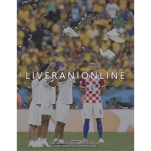 (140612) -- SAO PAULO, June 12, 2014 () -- Children release doves before the opening match of 2014 FIFA World Cup in the Arena de Sao Paulo Stadium in Sao Paulo, Brazil, June 12, 2014.(/Qi Heng)(pcy) AG ALDO LIVERANI SAS ONLY ITALY