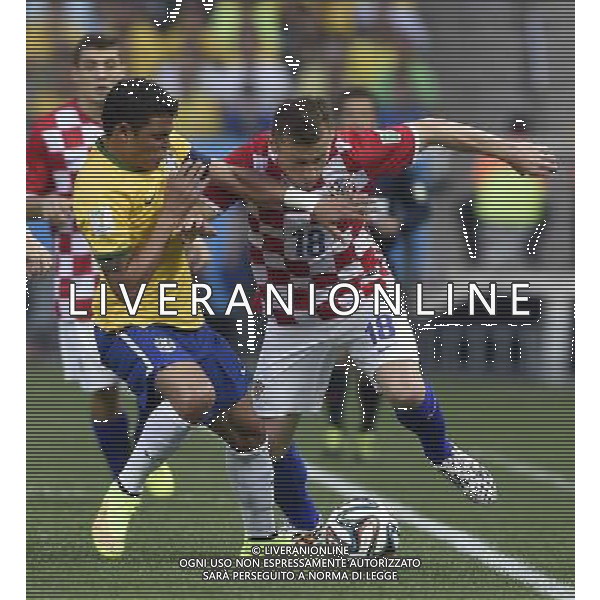 (140612) -- SAO PAULO, June 12, 2014 () -- Brazil\'s Silva Thiago vies with Croatia\'s Olic Ivic during the opening match of 2014 FIFA World Cup in the Arena de Sao Paulo Stadium in Sao Paulo, Brazil, June 12, 2014. (/Qi Heng)(rh) AG ALDO LIVERANI SAS ONLY ITALY
