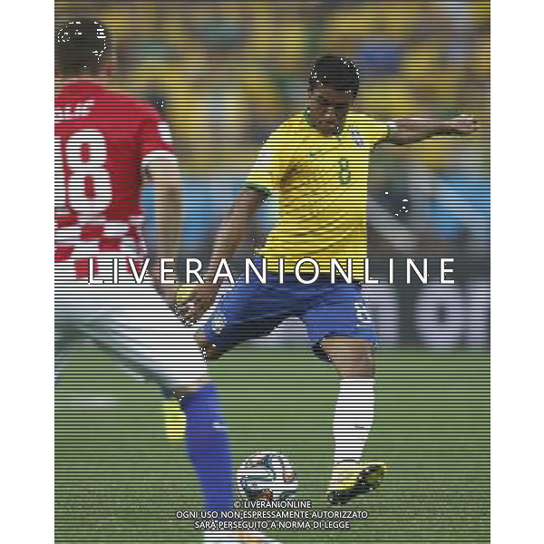 (140612) -- SAO PAULO, June 12, 2014 () -- Brazil\'s Paulinho shoots the ball during the opening match of 2014 FIFA World Cup in the Arena de Sao Paulo Stadium in Sao Paulo, Brazil, June 12, 2014. (/Wang Lili)(rh) AG ALDO LIVERANI SAS ONLY ITALY