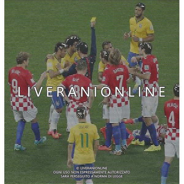 (140612) -- SAO PAULO, June 12, 2014 () -- Referee Nishimura Yuichi (C) gives a yellow card to Brazil\'s Neymar (2nd L) during the opening match of 2014 FIFA World Cup in the Arena de Sao Paulo Stadium in Sao Paulo, Brazil, June 12, 2014.(/Liao Yujie)(pcy) AG ALDO LIVERANI SAS ONLY ITALY