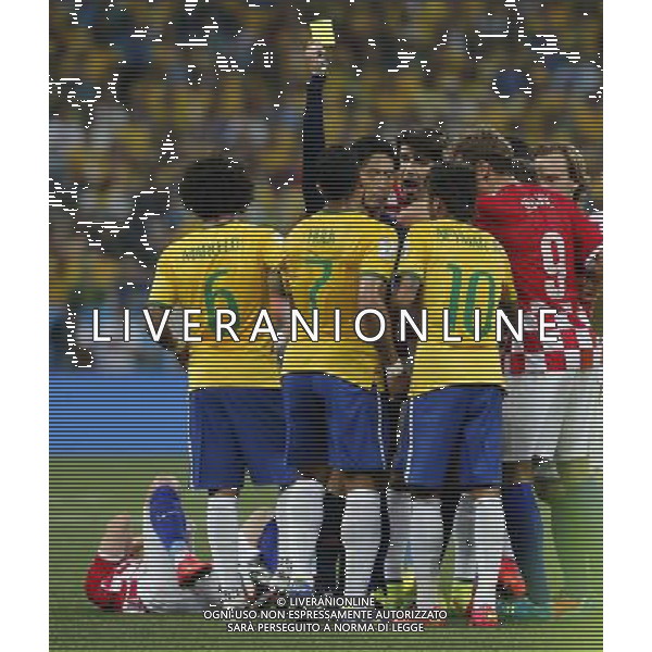 (140612) -- SAO PAULO, June 12, 2014 () -- Referee Nishimura Yuichi (C) gives a yellow card to Brazil\'s Neymar (2nd R) during the opening match of 2014 FIFA World Cup in the Arena de Sao Paulo Stadium in Sao Paulo, Brazil, June 12, 2014.(/Zhou Lei)(rh) AG ALDO LIVERANI SAS ONLY ITALY