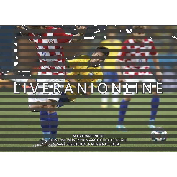 (140612) -- SAO PAULO, June 12, 2014 () -- Brazil\'s Neymar falls down during the opening match of 2014 FIFA World Cup in the Arena de Sao Paulo Stadium in Sao Paulo, Brazil, June 12, 2014. (/Wang Lili)(rh) AG ALDO LIVERANI SAS ONLY ITALY