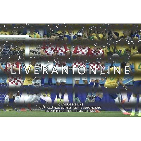 (140612) -- SAO PAULO, June 12, 2014 () -- Croatia\'s players defend a free ball of Brazil\'s Neymar during the opening match of 2014 FIFA World Cup in the Arena de Sao Paulo Stadium in Sao Paulo, Brazil, June 12, 2014.(/Qi Heng)(pcy) AG ALDO LIVERANI SAS ONLY ITALY