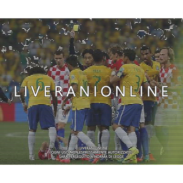 (140612) -- SAO PAULO, June 12, 2014 () -- Referee Nishimura Yuichi (C) gives a yellow card to Brazil\'s Neymar (2nd L) during the opening match of 2014 FIFA World Cup in the Arena de Sao Paulo Stadium in Sao Paulo, Brazil, June 12, 2014.(/Zhou Lei)(rh) AG ALDO LIVERANI SAS ONLY ITALY