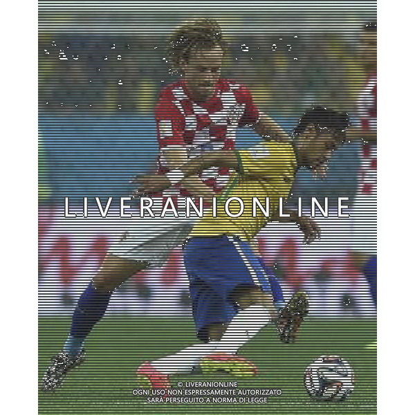 (140612) -- SAO PAULO, June 12, 2014 () -- Brazil\'s Neymar vies with Croatia\'s Ivan Rakitic during the opening match of 2014 FIFA World Cup in the Arena de Sao Paulo Stadium in Sao Paulo, Brazil, June 12, 2014. (/Qi Heng)(rh) AG ALDO LIVERANI SAS ONLY ITALY