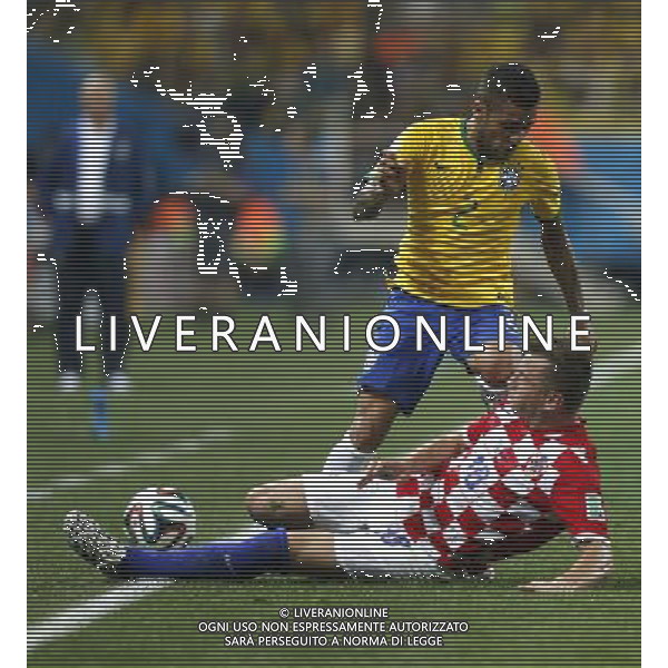 (140612) -- SAO PAULO, June 12, 2014 () -- Brazil\'s Dani Alves vies with Croatia\'s Ivica Olic during the opening match of 2014 FIFA World Cup in the Arena de Sao Paulo Stadium in Sao Paulo, Brazil, June 12, 2014. (/Wang Lili)(rh) AG ALDO LIVERANI SAS ONLY ITALY