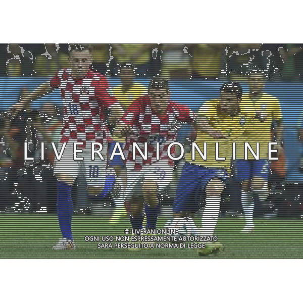(140612) -- SAO PAULO, June 12, 2014 () -- Brazil\'s Thiago Silva vies with Croatia\'s Mateo Kovacic (C) during the opening match of 2014 FIFA World Cup in the Arena de Sao Paulo Stadium in Sao Paulo, Brazil, June 12, 2014. (/Qi Heng)(rh) AG ALDO LIVERANI SAS ONLY ITALY