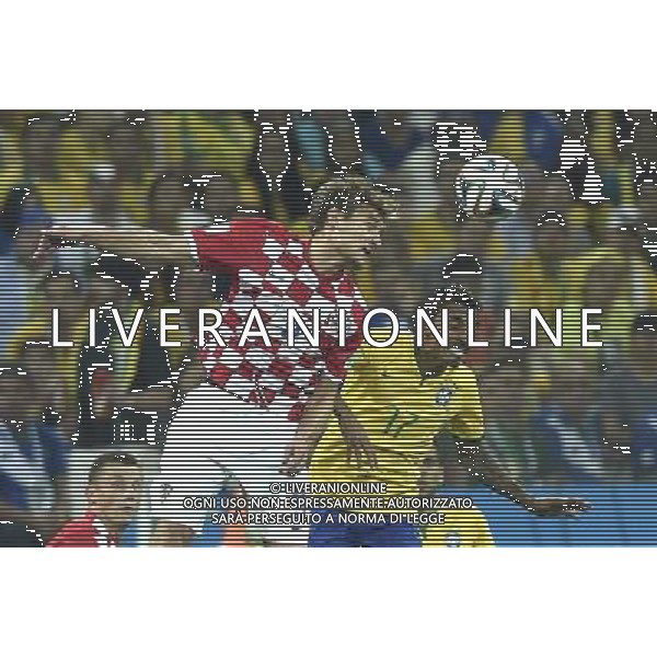 (140612) -- SAO PAULO, June 12, 2014 () -- Brazil\'s Luiz Gustavo vies with Croatia\'s Nikica Jelavic during the opening match of 2014 FIFA World Cup in the Arena de Sao Paulo Stadium in Sao Paulo, Brazil, June 12, 2014. (/Qi Heng)(rh) AG ALDO LIVERANI SAS ONLY ITALY