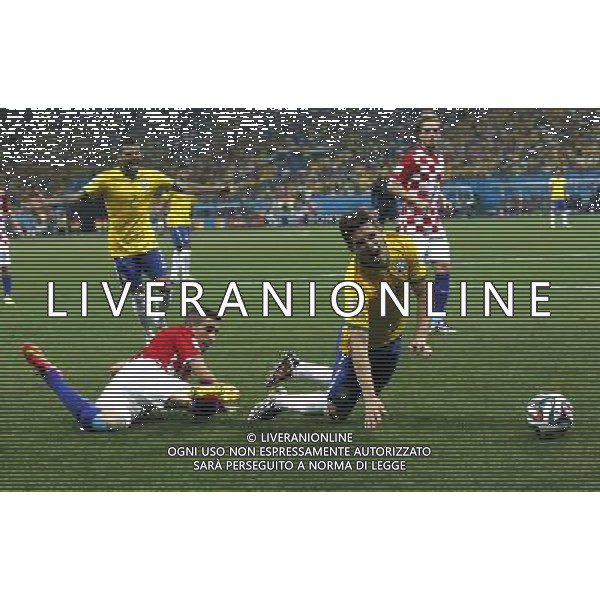 (140612) -- SAO PAULO, June 12, 2014 () -- Brazil\'s Oscar falls down during the opening match of 2014 FIFA World Cup in the Arena de Sao Paulo Stadium in Sao Paulo, Brazil, June 12, 2014. (/Zhou Lei)(rh) AG ALDO LIVERANI SAS ONLY ITALY