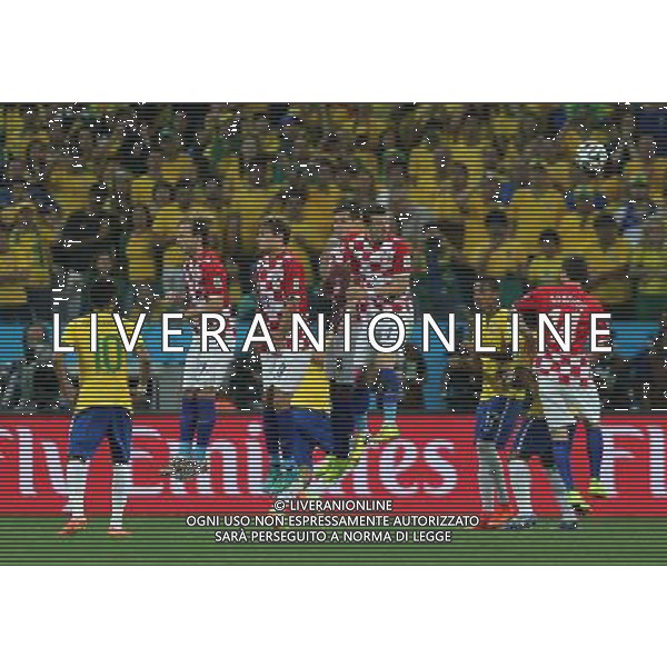 (140612) -- SAO PAULO, June 12, 2014 () -- Croatia\'s players defend Brazil\'s free ball during the opening match of 2014 FIFA World Cup in the Arena de Sao Paulo Stadium in Sao Paulo, Brazil, June 12, 2014.(/Xu Zijian)(pcy) AG ALDO LIVERANI SAS ONLY ITALY