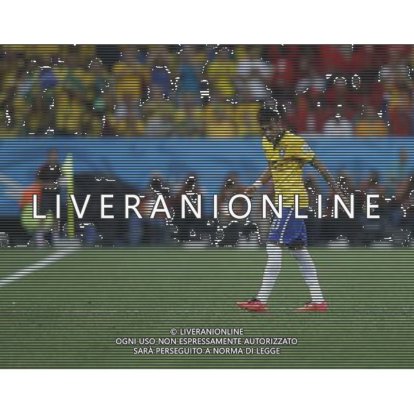 (140612) -- SAO PAULO, June 12, 2014 () -- Brazil\'s Neymar is substituted during the opening match of 2014 FIFA World Cup in the Arena de Sao Paulo Stadium in Sao Paulo, Brazil, June 12, 2014. (/Wang Lili)(rh) AG ALDO LIVERANI SAS ONLY ITALY