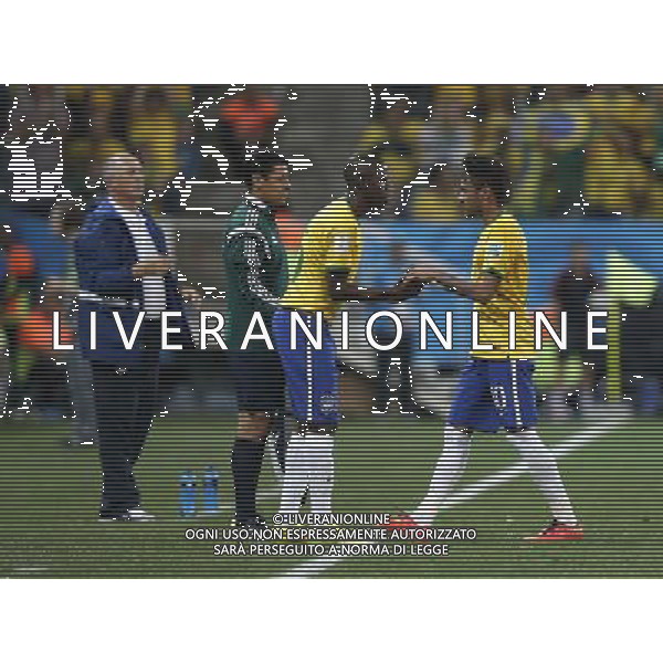 (140612) -- SAO PAULO, June 12, 2014 () -- Brazil\'s Neymar (R) is substituted by Ramires (L) during the opening match of 2014 FIFA World Cup in the Arena de Sao Paulo Stadium in Sao Paulo, Brazil, June 12, 2014. (/Wang Lili)(rh) AG ALDO LIVERANI SAS ONLY ITALY
