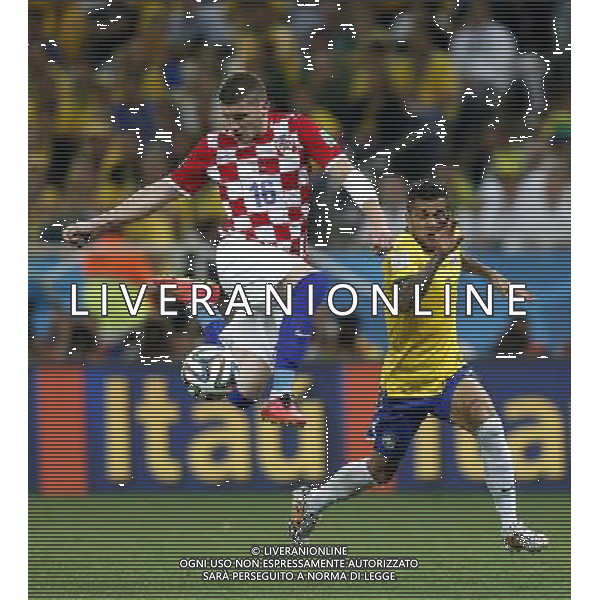 (140612) -- SAO PAULO, June 12, 2014 () -- Brazil\'s Dani Alves vies with Croatia\'s Ante Rebic during the opening match of 2014 FIFA World Cup in the Arena de Sao Paulo Stadium in Sao Paulo, Brazil, June 12, 2014. Brazil won 3-1 over Croatia on Thursday. (/Wang Lili)(rh) AG ALDO LIVERANI SAS ONLY ITALY