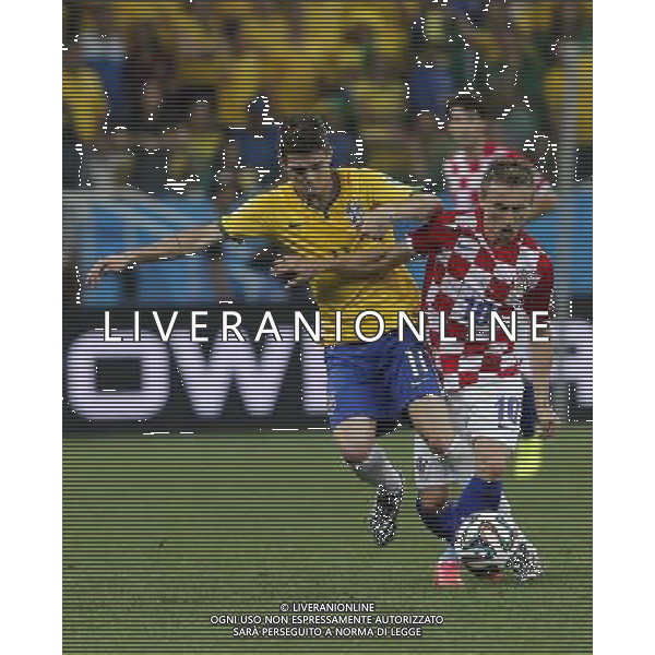 (140612) -- SAO PAULO, June 12, 2014 () -- Brazil\'s Oscar vies with Croatia\'s Luka Modric during the opening match of 2014 FIFA World Cup in the Arena de Sao Paulo Stadium in Sao Paulo, Brazil, June 12, 2014. Brazil won 3-1 over Croatia on Thursday. (/Zhou Lei)(rh) AG ALDO LIVERANI SAS ONLY ITALY