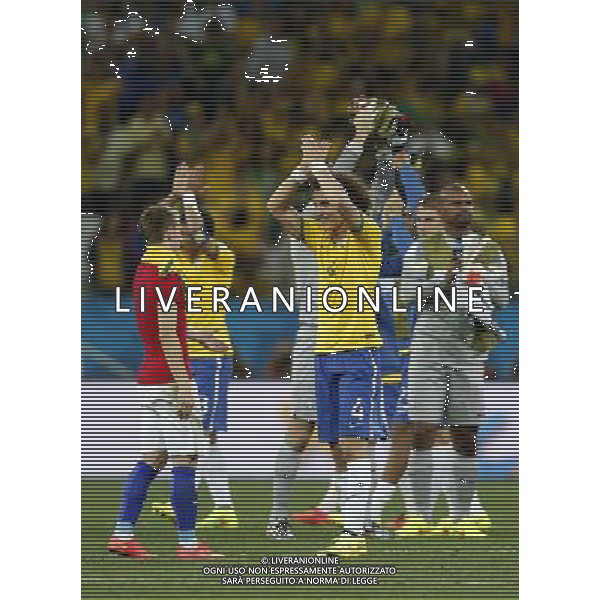 (140612) -- SAO PAULO, June 12, 2014 () -- Brazil\'s David Luiz (front) and other players clap hands to appreciate the audiences at the end of the opening match of 2014 FIFA World Cup in the Arena de Sao Paulo Stadium in Sao Paulo, Brazil, June 12, 2014. Brazil won 3-1 over Croatia on Thursday. (/Wang Lili)(rh) AG ALDO LIVERANI SAS ONLY ITALY