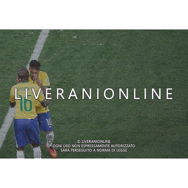 (140612) -- SAO PAULO, June 12, 2014 () -- Brazil\'s Ramires (front) substitutes Neymar during the opening match of 2014 FIFA World Cup in the Arena de Sao Paulo Stadium in Sao Paulo, Brazil, June 12, 2014. Brazil won 3-1 over Croatia on Thursday (/Liao Yujie)(pcy) AG ALDO LIVERANI SAS ONLY ITALY