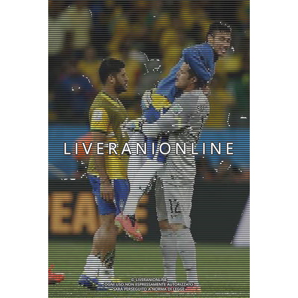 (140612) -- SAO PAULO, June 12, 2014 () -- Brazil\'s goalkeeper Julio Cesar (R) embraces Neymar (C) after the opening match of 2014 FIFA World Cup in the Arena de Sao Paulo Stadium in Sao Paulo, Brazil, June 12, 2014. Brazil won 3-1 over Croatia on Thursday. (/Wang Lili)(rh) AG ALDO LIVERANI SAS ONLY ITALY
