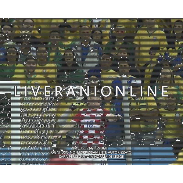 (140612) -- SAO PAULO, June 12, 2014 () -- Croatia\'s Ivica Olic competes for head ball against Brazil\'s goalkeeper Julio Cesar during the opening match of 2014 FIFA World Cup in the Arena de Sao Paulo Stadium in Sao Paulo, Brazil, June 12, 2014. Brazil won 3-1 over Croatia on Thursday. (/Qi Heng) AG ALDO LIVERANI SAS ONLY ITALY