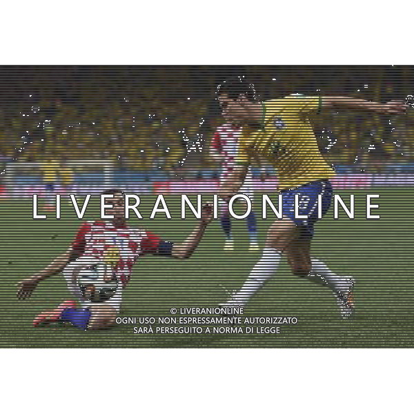 (140612) -- SAO PAULO, June 12, 2014 () -- Brazil\'s Hernanes vies with Croatia\'s Darijo Srna during the opening match of 2014 FIFA World Cup in the Arena de Sao Paulo Stadium in Sao Paulo, Brazil, June 12, 2014. Brazil won 3-1 over Croatia on Thursday. (/Qi Heng)(rh) AG ALDO LIVERANI SAS ONLY ITALY