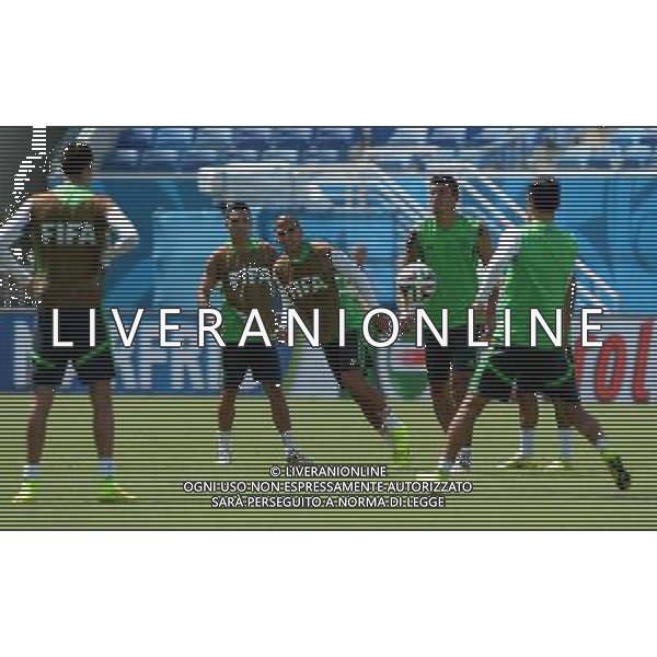 (140612) -- NATAL, June 12, 2014 () -- Mexican national team player Carlos Salcido (C) trains with other players on the field of Estadio das Dunas Stadium in Natal, a northeastern city of Brazil, on June 12, 2014.(/Guo Yong) ©PHOTOSHOT/Agenzia Aldo Liverani sas - ITALY ONLY - EDITORIAL USE ONLY - Allenamento dei giocatori della nazionale del messico sul campo di Estadio das Dunas Stadium di Natal, per la coppa del mondo FIFA Brasile, il 12 giugno 2014