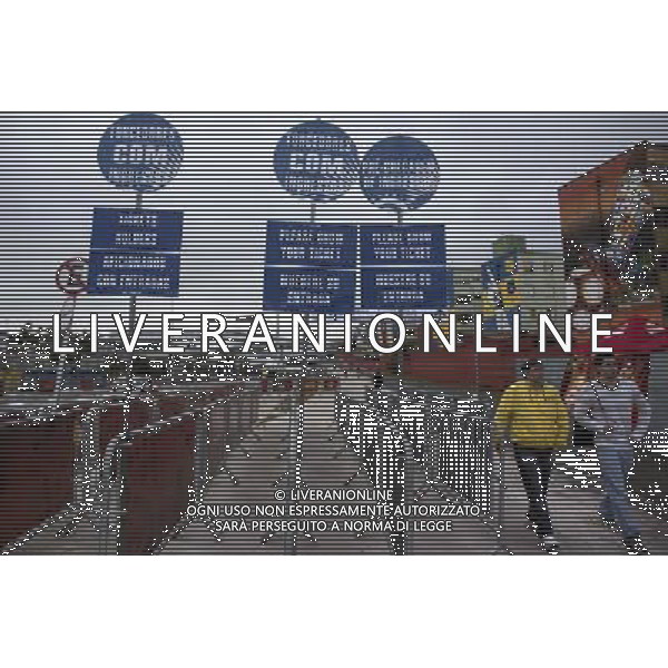 (140612) -- SAO PAULO, june 12, 2014 () -- People walk into the Arena de Sao Paulo Stadium before the opening ceremony of the World Cup 2014 in Sao Paulo, Brazil, on June 12, 2014. (/Guillermo Arias)(rh) ©PHOTOSHOT/Agenzia Aldo Liverani sas - ITALY ONLY - EDITORIAL USE ONLY - Soldati e polizia locale di guardia prima della cerimonia di apertura della Coppa del Mondo FIFA 2014 a Sao Paolo, in Brasile, il 12 giugno 2014
