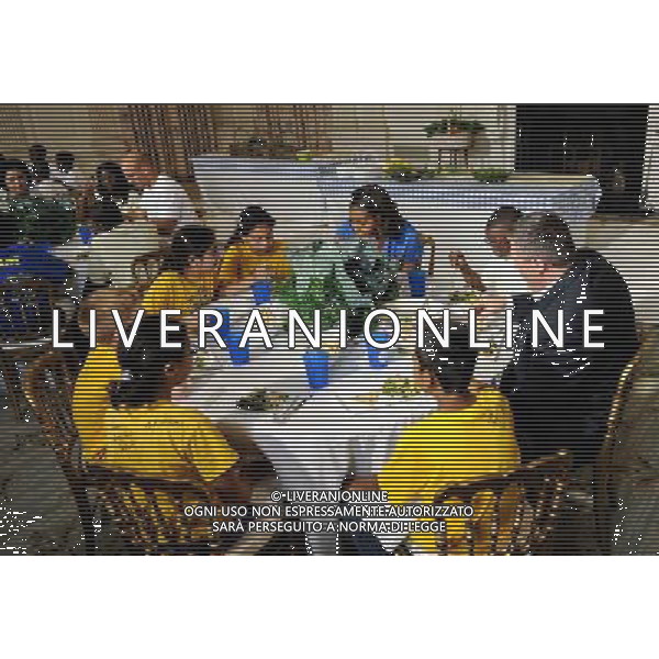 (140613) -- WASHINGTON, June 13, 2014 () -- U.S. first lady Michelle Obama (C) has lunch with local students at the White House in Washington June 12, 2014. U.S. first lady Michelle Obama and local students who helped plant vegetables at the White House garden in early April made a lunch from this year\'s summer crop with the help of White House chefs and visiting school nutrition directors from Orlando, Dallas, and West Virginia on Thursday. (/Bao Dandan) ©PHOTOSHOT/Agenzia Aldo Liverani sas - ITALY ONLY - EDITORIAL USE ONLY - La first lady americana Michelle Obama fa il pranzo con gli studenti locali che hanno coltivato le verdure nel giardino della Casa bianca a Washington 12 Giugno 2014.