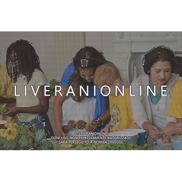 (140613) -- WASHINGTON, June 13, 2014 () -- U.S. first lady Michelle Obama (2nd L) makes lunch with local students at the White House in Washington June 12, 2014. U.S. first lady Michelle Obama and local students who helped plant vegetables at the White House garden in early April made a lunch from this year\'s summer crop with the help of White House chefs and visiting school nutrition directors from Orlando, Dallas, and West Virginia on Thursday. (/Bao Dandan) ©PHOTOSHOT/Agenzia Aldo Liverani sas - ITALY ONLY - EDITORIAL USE ONLY - La first lady americana Michelle Obama fa il pranzo con gli studenti locali che hanno coltivato le verdure nel giardino della Casa bianca a Washington 12 Giugno 2014.