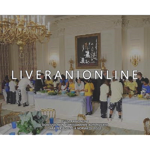 (140613) -- WASHINGTON, June 13, 2014 () -- U.S. first lady Michelle Obama makes lunch with local students at the White House in Washington June 12, 2014. U.S. first lady Michelle Obama and local students who helped plant vegetables at the White House garden in early April made a lunch from this year\'s summer crop with the help of White House chefs and visiting school nutrition directors from Orlando, Dallas, and West Virginia on Thursday. (/Bao Dandan) ©PHOTOSHOT/Agenzia Aldo Liverani sas - ITALY ONLY - EDITORIAL USE ONLY - La first lady americana Michelle Obama fa il pranzo con gli studenti locali che hanno coltivato le verdure nel giardino della Casa bianca a Washington 12 Giugno 2014.