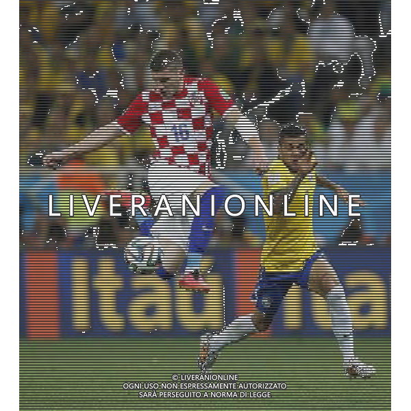 (140612) -- SAO PAULO, June 12, 2014 () -- Brazil\'s Dani Alves vies with Croatia\'s Ante Rebic during the opening match of 2014 FIFA World Cup in the Arena de Sao Paulo Stadium in Sao Paulo, Brazil, June 12, 2014. Brazil won 3-1 over Croatia on Thursday. (/Wang Lili)(rh) ©PHOTOSHOT/Agenzia Aldo Liverani sas - ITALY ONLY - EDITORIAL USE ONLY - Brasile - Croazia partita di apertura della FIFA World Cup Brasile 2014 Gruppo A San Paolo - 12 giugno 2014