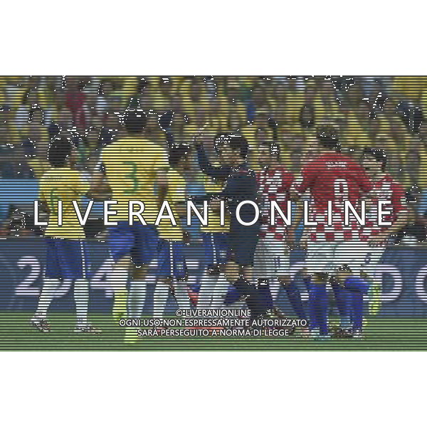 (140612) -- SAO PAULO, June 12, 2014 () -- Referee Yuichi Nishimura (C) gives a yellow card to Brazil\'s Neymar (3rd L) during the opening match of 2014 FIFA World Cup in the Arena de Sao Paulo Stadium in Sao Paulo, Brazil, June 12, 2014. Brazil won 3-1 over Croatia on Thursday.(/Qi Heng)(rh) ©PHOTOSHOT/Agenzia Aldo Liverani sas - ITALY ONLY - EDITORIAL USE ONLY - Brasile - Croazia partita di apertura della FIFA World Cup Brasile 2014 Gruppo A San Paolo - 12 giugno 2014