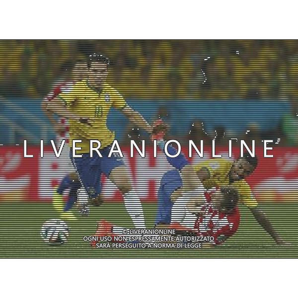 (140612) -- SAO PAULO, June 12, 2014 () -- Brazil\'s Hernanes (L) competes for the ball during the opening match of 2014 FIFA World Cup in the Arena de Sao Paulo Stadium in Sao Paulo, Brazil, June 12, 2014. Brazil won 3-1 over Croatia on Thursday. (/Wang Lili)(rh) ©PHOTOSHOT/Agenzia Aldo Liverani sas - ITALY ONLY - EDITORIAL USE ONLY - Brasile - Croazia partita di apertura della FIFA World Cup Brasile 2014 Gruppo A San Paolo - 12 giugno 2014