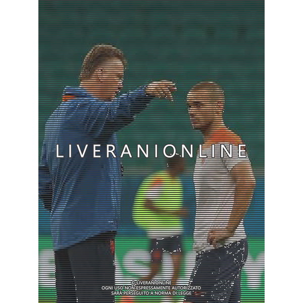 (140612) -- SALVADOR, June 12, 2014 () -- Netherlands\' national team coach Louis Van Gaal (L) talks with Wesley Sneijder during a training session on the field of Fonte Nova Stadium in Salvador, Brazil, on June 12, 2014.(/Cao Can) ©PHOTOSHOT/Agenzia Aldo Liverani sas - ITALY ONLY - EDITORIAL USE ONLY - Allenamento dei giocatori della nazionale dell\'Olanda sul campo dello Stadio Fonte Nova di Salvador, in Brasile, il 12 giugno 2014