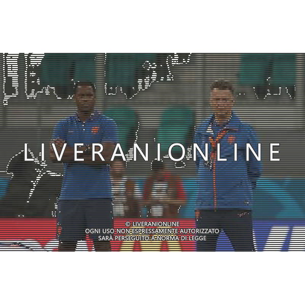 (140612) -- SALVADOR, June 12, 2014 () -- Netherlands\' national team coach Louis Van Gaal (R) attends a training session on the field of Fonte Nova Stadium in Salvador, Brazil, on June 12, 2014. (/Cao Can) ©PHOTOSHOT/Agenzia Aldo Liverani sas - ITALY ONLY - EDITORIAL USE ONLY - Allenamento dei giocatori della nazionale dell\'Olanda sul campo dello Stadio Fonte Nova di Salvador, in Brasile, il 12 giugno 2014