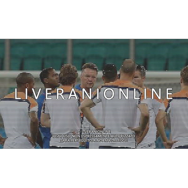 (140612) -- SALVADOR, June 12, 2014 () -- Netherlands\' national team players train on the field of Fonte Nova Stadium in Salvador, Brazil, on June 12, 2014.(/Cao Can) ©PHOTOSHOT/Agenzia Aldo Liverani sas - ITALY ONLY - EDITORIAL USE ONLY - Allenamento dei giocatori della nazionale dell\'Olanda sul campo dello Stadio Fonte Nova di Salvador, in Brasile, il 12 giugno 2014
