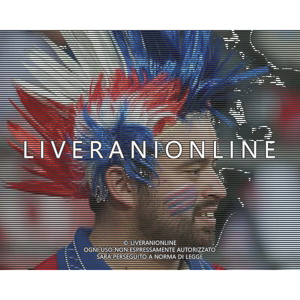 (140613) -- CUIABA, June 13, 2014 () -- A fan of Chile is seen ahead of a Group B match between Chile and Australia of 2014 FIFA World Cup in the Arena Pantanal Stadium in Cuiaba, Brazil, June 13, 2014. (/Li Ming)(rh) ©photoshot/Agenzia Aldo Liverani sas - ITALY ONLY - EDITORIAL USE ONLY - Cile v Australia partita del Gruppo B Coppa del mondo FIFA World Cup nel Pantanal stadio Arena di Cuiaba, Brasile, 13 giugno 2014