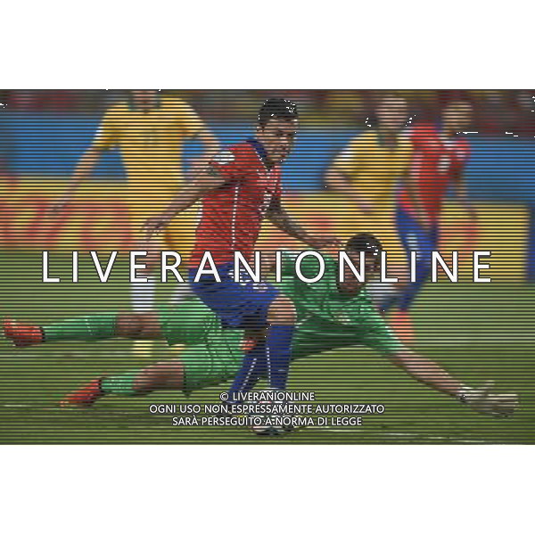 (140613) -- CUIABA, June 13, 2014 () -- Australia\'s goalkeeper Mat Ryan (back) attempts to block the ball controlled by Chile\'s Charles Aranguiz (front) during a Group B match between Chile and Australia of 2014 FIFA World Cup in the Arena Pantanal Stadium in Cuiaba, Brazil, June 13, 2014. (/Liu Dawei)(pcy) ©photoshot/Agenzia Aldo Liverani sas - ITALY ONLY - EDITORIAL USE ONLY - Cile v Australia partita del Gruppo B Coppa del mondo FIFA World Cup nel Pantanal stadio Arena di Cuiaba, Brasile, 13 giugno 2014
