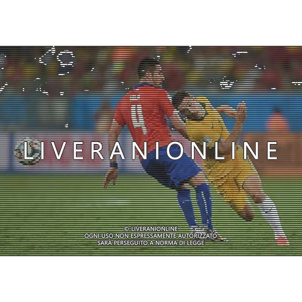 (140613) -- CUIABA, June 13, 2014 () -- Australia\'s Matthew Leckie (R) competes with Chile\'s Mauricio Isla during a Group B match between Chile and Australia of 2014 FIFA World Cup in the Arena Pantanal Stadium in Cuiaba, Brazil, June 13, 2014. (/Liu Dawei)(pcy) ©photoshot/Agenzia Aldo Liverani sas - ITALY ONLY - EDITORIAL USE ONLY - Cile v Australia partita del Gruppo B Coppa del mondo FIFA World Cup nel Pantanal stadio Arena di Cuiaba, Brasile, 13 giugno 2014