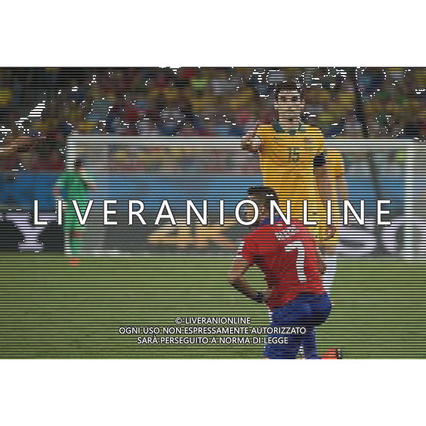 (140613) -- CUIABA, June 13, 2014 () -- Australia\'s Mile Jedinak gives a hand to Chile\'s Alexis Sanchez during a Group B match between Chile and Australia of 2014 FIFA World Cup in the Arena Pantanal Stadium in Cuiaba, Brazil, June 13, 2014. (/Li Ming)(rh) ©photoshot/Agenzia Aldo Liverani sas - ITALY ONLY - EDITORIAL USE ONLY - Cile v Australia partita del Gruppo B Coppa del mondo FIFA World Cup nel Pantanal stadio Arena di Cuiaba, Brasile, 13 giugno 2014