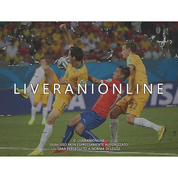 (140613) -- CUIABA, June 13, 2014 () -- Australia\'s Ryan McGowan (L) vies with Chile\'s player Eduardo Vargas during a Group B match between Chile and Australia of 2014 FIFA World Cup in the Arena Pantanal Stadium in Cuiaba, Brazil, June 13, 2014. (/Li Ming)(rh) ©photoshot/Agenzia Aldo Liverani sas - ITALY ONLY - EDITORIAL USE ONLY - Cile v Australia partita del Gruppo B Coppa del mondo FIFA World Cup nel Pantanal stadio Arena di Cuiaba, Brasile, 13 giugno 2014
