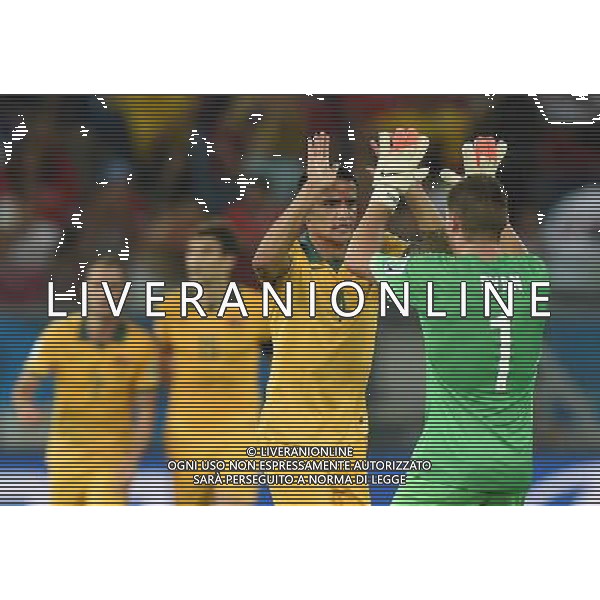 (140613) -- CUIABA, June 13, 2014 () -- Australia\'s Tim Cahill (2nd R) claps hands with goalkeeper Mat Ryan (1st R) as a way of celebrating for his goal during a Group B match between Chile and Australia of 2014 FIFA World Cup in the Arena Pantanal Stadium in Cuiaba, Brazil, June 13, 2014. (/Liu Dawei)(pcy) ©photoshot/Agenzia Aldo Liverani sas - ITALY ONLY - EDITORIAL USE ONLY - Cile v Australia partita del Gruppo B Coppa del mondo FIFA World Cup nel Pantanal stadio Arena di Cuiaba, Brasile, 13 giugno 2014