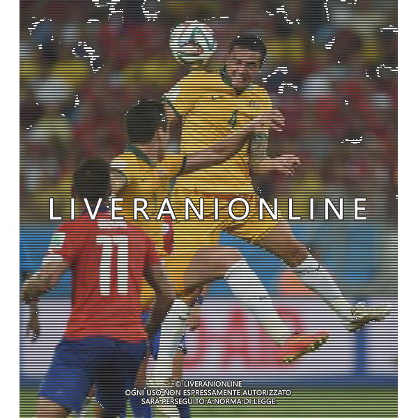 (140613) -- CUIABA, June 13, 2014 () -- Australia\'s Tim Cahill (R) heads the ball during a Group B match between Chile and Australia of 2014 FIFA World Cup in the Arena Pantanal Stadium in Cuiaba, Brazil, June 13, 2014. (/Liu Dawei)(pcy) ©photoshot/Agenzia Aldo Liverani sas - ITALY ONLY - EDITORIAL USE ONLY - Cile v Australia partita del Gruppo B Coppa del mondo FIFA World Cup nel Pantanal stadio Arena di Cuiaba, Brasile, 13 giugno 2014