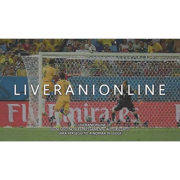 (140613) -- CUIABA, June 13, 2014 () -- Australia\'s Tim Cahill (1st L) scores a headball during a Group B match between Chile and Australia of 2014 FIFA World Cup in the Arena Pantanal Stadium in Cuiaba, Brazil, June 13, 2014. (/Liu Dawei)(pcy) ©photoshot/Agenzia Aldo Liverani sas - ITALY ONLY - EDITORIAL USE ONLY - Cile v Australia partita del Gruppo B Coppa del mondo FIFA World Cup nel Pantanal stadio Arena di Cuiaba, Brasile, 13 giugno 2014