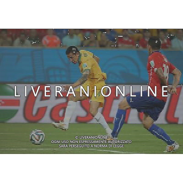 (140613) -- CUIABA, June 13, 2014 () -- Australia\'s Tim Cahill shoots the ball during a Group B match between Chile and Australia of 2014 FIFA World Cup in the Arena Pantanal Stadium in Cuiaba, Brazil, June 13, 2014. (/Li Ming)(rh) ©photoshot/Agenzia Aldo Liverani sas - ITALY ONLY - EDITORIAL USE ONLY - Cile v Australia partita del Gruppo B Coppa del mondo FIFA World Cup nel Pantanal stadio Arena di Cuiaba, Brasile, 13 giugno 2014