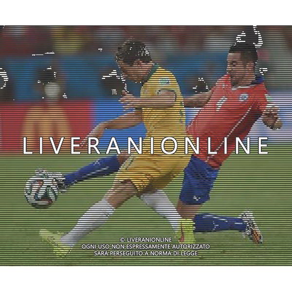 (140613) -- CUIABA, June 13, 2014 () -- Australia\'s Tommy Oar (L) competes with Chile\'s Mauricio Isla during a Group B m atch between Chile and Australia of 2014 FIFA World Cup in the Arena Pantanal Stadium in Cuiaba, Brazil, June 13, 2014. (/Liu Dawei)(pcy) ©photoshot/Agenzia Aldo Liverani sas - ITALY ONLY - EDITORIAL USE ONLY - Cile v Australia partita del Gruppo B Coppa del mondo FIFA World Cup nel Pantanal stadio Arena di Cuiaba, Brasile, 13 giugno 2014