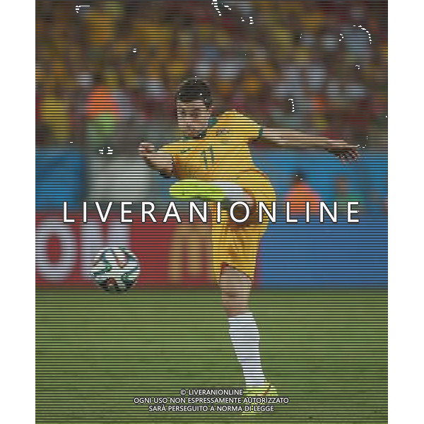 (140613) -- CUIABA, June 13, 2014 () -- Australia\'s Tommy Oar kicks the ball during a Group B match between Chile and Australia of 2014 FIFA World Cup in the Arena Pantanal Stadium in Cuiaba, Brazil, June 13, 2014. (/Li Ming)(rh) ©photoshot/Agenzia Aldo Liverani sas - ITALY ONLY - EDITORIAL USE ONLY - Cile v Australia partita del Gruppo B Coppa del mondo FIFA World Cup nel Pantanal stadio Arena di Cuiaba, Brasile, 13 giugno 2014