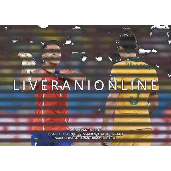 (140613) -- CUIABA, June 13, 2014 () -- Chile\'s Alexis Sanchez (L) takes off bandages on his right shoulder during a Group B match between Chile and Australia of 2014 FIFA World Cup in the Arena Pantanal Stadium in Cuiaba, Brazil, June 13, 2014. (/Liu Dawei)(pcy) ©photoshot/Agenzia Aldo Liverani sas - ITALY ONLY - EDITORIAL USE ONLY - Cile v Australia partita del Gruppo B Coppa del mondo FIFA World Cup nel Pantanal stadio Arena di Cuiaba, Brasile, 13 giugno 2014